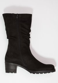 Bota de gamuza negra hasta la rodilla con un diseño arrugado, cremallera lateral y un tacón de bloque texturizado. La suela de goma cuenta con un patrón de tracción para mayor agarre.