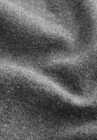 Material textil gri cu o suprafață moale și texturată, cu variații subtile de nuanță și o calitate netedă de cădere. Conceput pentru utilizare versatilă.