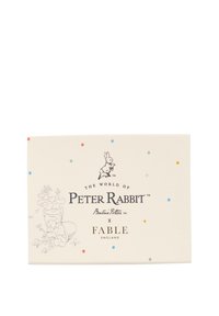Okładka książki z ilustracją biegającego Królika Piotrusia, szkicem kwiatów, kolorowymi kropkami i napisem „Świat Królika Piotrusia x Fable England”.