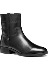 Bottines en cuir noir avec un design épuré, bout rond et un petit talon bloc. Comprend une petite boucle et un détail de quincaillerie en accent.