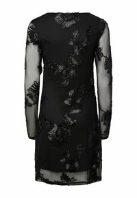Czarna sukienka z długimi, przezroczystymi rękawami ozdobiona misterną, czarną haftowaną kwiatową dekoracją na całej powierzchni. Półprzezroczysta tkanina i długość do kolan.