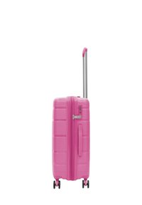 Valigia rigida rosa con strisce testurizzate, una maniglia argento retrattile, due piccole ruote e una tasca laterale con zip.