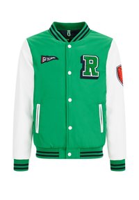 Vihreä ja valkoinen yliopistojakku, jossa on ribattu hihansuut, napit, sivutaskut, brodeeratut tarrat sekä raidalliset yksityiskohdat kauluksessa ja helmassa.