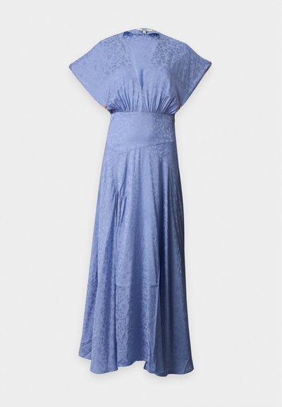 Robe longue bleu clair avec épaules larges, décolleté en V profond, taille froncée et motif floral subtil sur tissu lisse.