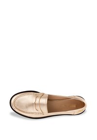 Mocassino in pelle oro chiaro con design cucito, punta rotonda e suola in gomma nera a contrasto. Logo dorato all'interno della scarpa.
