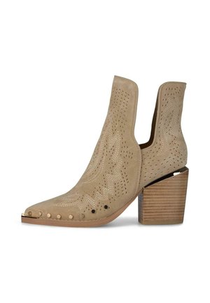 Hellbrauner Wildleder-Stiefelette mit dekorativen Nähten, Metallnieten an der spitzen Zehe und einem massiven, geschichteten Holzabsatz.