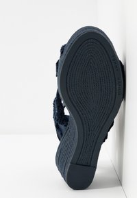 Sandalo blu navy con tomaia in tessuto testurizzato e suola in gomma con motivo. Presenta il nome del marchio 'TOMMY HILFIGER' impresso sulla suola.
