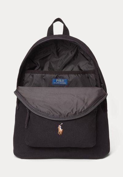 Mochila negra Polo Ralph Lauren con compartimento principal abierto, bolsillo delantero con logo bordado del jugador de polo y asa de transporte de tela.