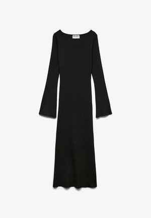 Vestido negro ajustado de tejido acanalado. Cuenta con mangas largas y acampanadas y un escote amplio. Textura suave con corte a media longitud.