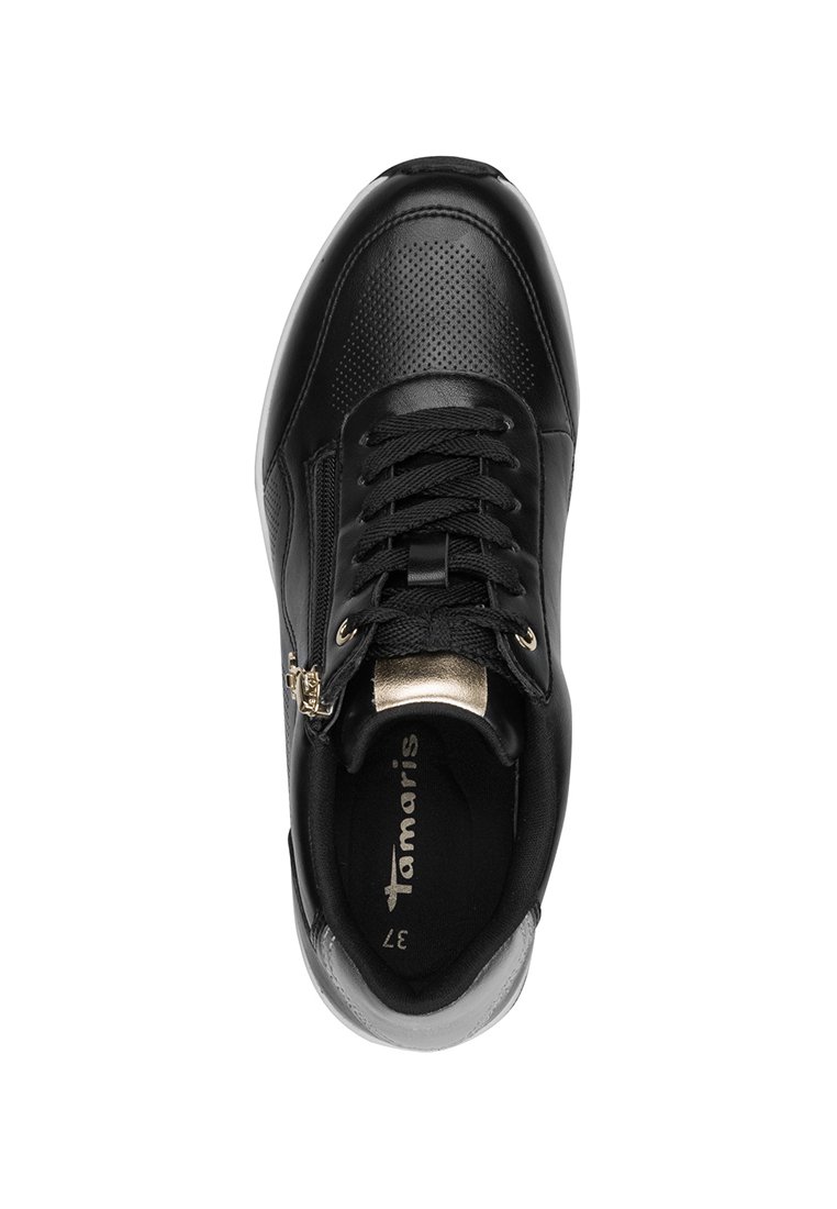 Baskets en cuir noir avec design perforé, accent doré près de la cheville, lacets et fermeture éclair sur le côté pour un enfilage facile.