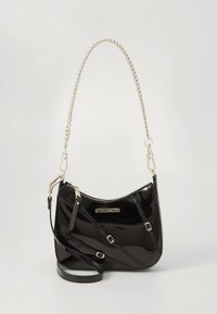 Sort håndtaske i laklæder med en buet form, sølvkæde som rem og flere lynlåse detaljer. Logo på forsiden.