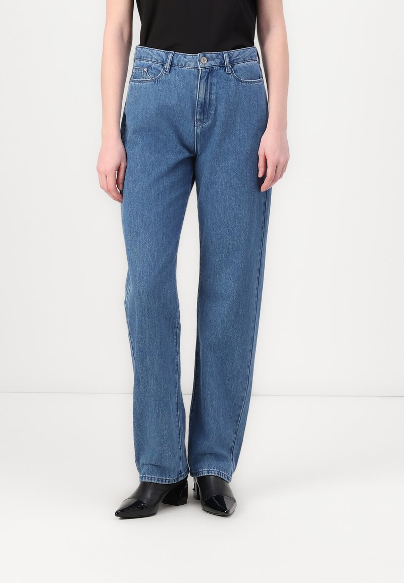 Lyseblå denim jeans med avslappet passform, rette ben og høy midje. Funksjoner inkluderer frontlommer og tradisjonell knappeåpning.