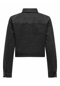 Μαύρο κοντό denim μπουφάν με μακριά μανίκια, μανσέτες με κουμπιά και διπλωμένο γιακά, εμφανιζόμενο από πίσω σε λευκό φόντο.