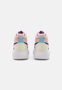 Sneaker viola, rosa e blu chiaro con un design morbido, tessuto testurizzato e suola bianca dal finish liscio.
