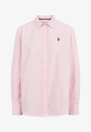 Světle růžová košilová košile s klasickým límcem, dlouhými rukávy a malým vyšitým logem na levé hrudi. Bavlněná tkanina, hladká textura.