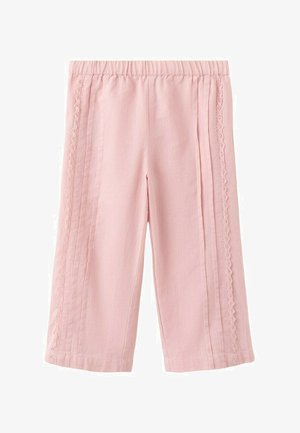 Pantalon rose clair pour tout-petit avec ceinture élastique, jambes droites et bordure en dentelle le long des coutures latérales sur fond blanc.