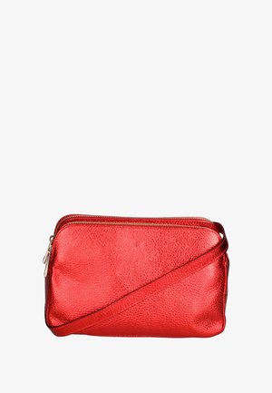 Rood leren crossbody tas met een gestructureerde afwerking, ritssluiting en een slanke silhouet. Voorzien van een bijpassende verstelbare schouderband.