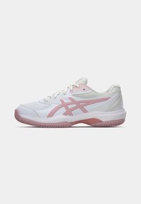 Weißer Sportschuh mit pinken Akzenten, der ein strukturiertes Obermaterial, eine geschwungene Form, eine verstärkte Ferse und eine Gummisohle mit Grip-Mustern aufweist.