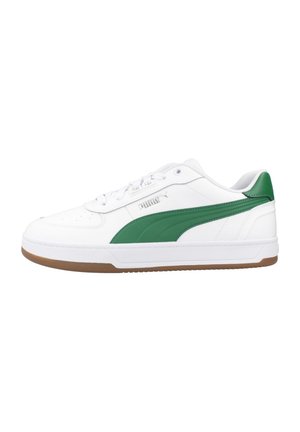 Zapatillas blancas con una franja lateral verde, parte superior de cuero, acentos texturizados y suela de goma. Cuenta con costuras a tono y detalle del logotipo.