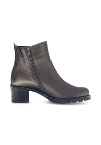Donker metallic leren enkellaars met zijrits, ronde neus en gestructureerde zwarte hak. Robuuste zool biedt grip.