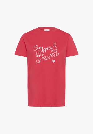 Czerwona koszulka z białą ilustracją butelki wina, kieliszka, bagietki, serc oraz tekstem "Bon Appetit" napisanym swobodnym pismem.