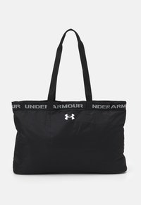 Bolso tote negro hecho de tela resistente, con dos asas de hombro robustas, un logo impreso en la parte frontal y una banda superior en contraste.