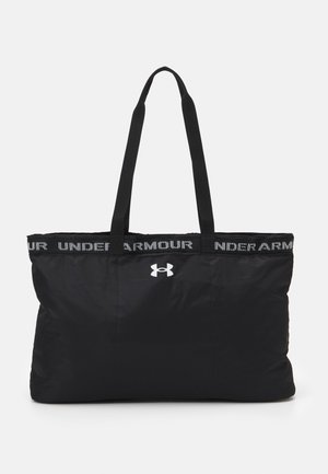 Bolso tote negro hecho de tela resistente, con dos asas de hombro robustas, un logo impreso en la parte frontal y una banda superior en contraste.