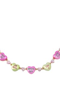 Hjärtformat halsband med rosa och gröna fejksockergodis-hängen med tryckta meddelanden. Accentuerat med ljusrosa pärlade rhinestones. Guldtonad kedja.