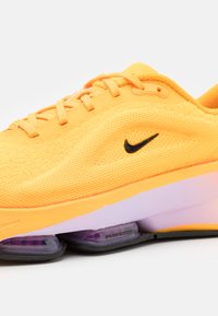 Nike Performance VERSAIR - Avalynė treniruotėms - sundial/black/lilac bloom/vivid purple