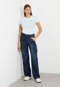 Guess MINI TRIANGLE TEE - T-shirt basic - himmelblau