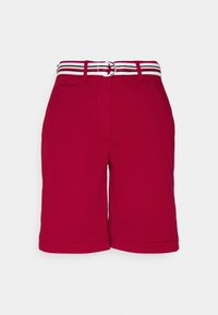 Pantalones cortos rojos hechos de algodón, con un cinturón de tela a rayas y hebilla plateada. Diseño sencillo con bolsillos laterales y traseros.