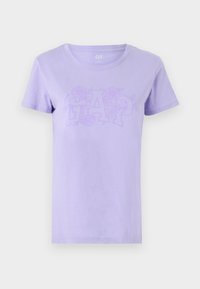 Levandulové bavlněné tričko s kulatým výstřihem a krátkými rukávy, zdobené květinovým vzorem kolem slova "GAP" ve mírně tmavším odstínu levandulové.