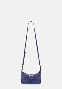 Borsa a tracolla in suede viola con tracolla regolabile, hardware in argento e dettaglio con fibbia sul fronte. Forma rettangolare, morbida al tatto.