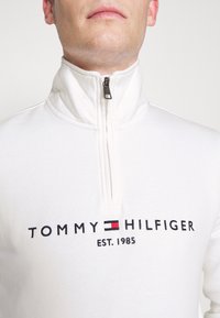 Tommy Hilfiger LOGO MOCK NECK - Camisola - white