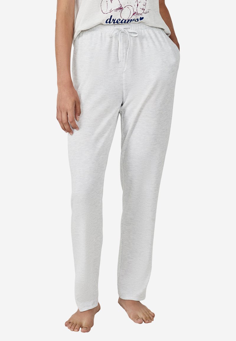 Lichtgrijze, geribbelde pyjamabroek met een elastische tailleband en koord. Rechstreeks ontwerp, gladde textuur, geen zichtbare patronen of accenten.