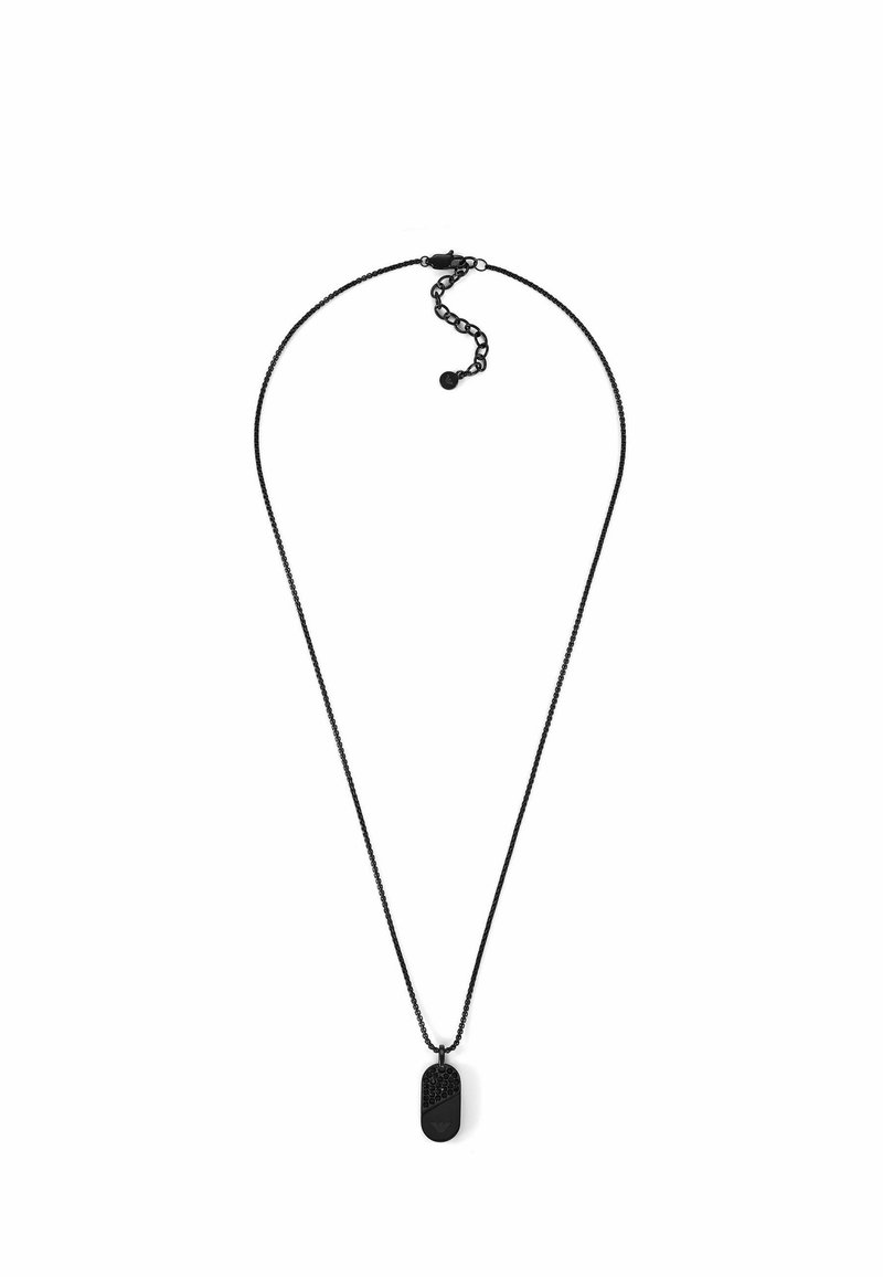 Sort halskæde med en tynd kæde og en rektangulær vedhæng med en struktureret overflade. Justerbar lås og kæde-forlængelse for pasform.