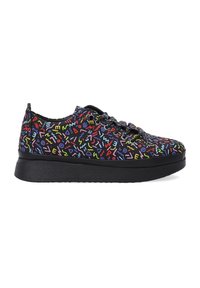 Czarny sneakers z teksturowaną podeszwą, z wielokolorowym abstrakcyjnym wzorem pokrywającym górną część i okrągłymi otworami na sznurowadła.