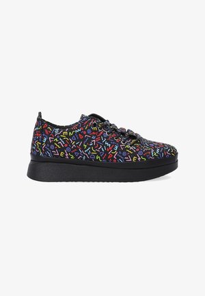Czarny sneakers z teksturowaną podeszwą, z wielokolorowym abstrakcyjnym wzorem pokrywającym górną część i okrągłymi otworami na sznurowadła.