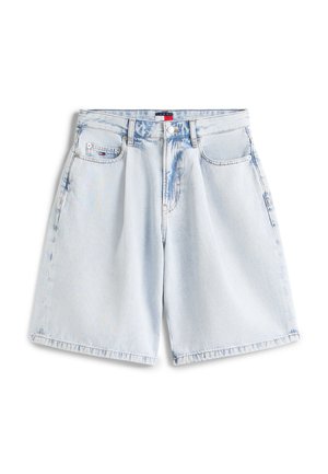 Short en denim bleu clair avec bouton et fermeture éclair à l'avant, cinq poches, et un logo de marque discret sur la petite poche avant.