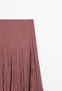 Jupe plissée mauve avec large ceinture et plis texturés verticaux sur fond blanc.