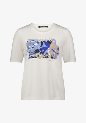 Witte T-shirt met korte mouwen en een ronde halslijn. Voorkant heeft een grafisch ontwerp met blauwe en beige vormen en zilveren tekst.