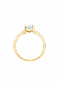 Anello d'oro con una grande gemma centrale di un blu chiaro, circondata da piccole pietre trasparenti incastonate in una fascia liscia. Design elegante con semplici accenti.