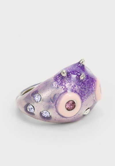 Ring din rășină violetă și roz cu sclipici, având o formă bulbousă, accente argintii strălucitoare și diverse pietre prețioase colorate încorporate pe suprafață.