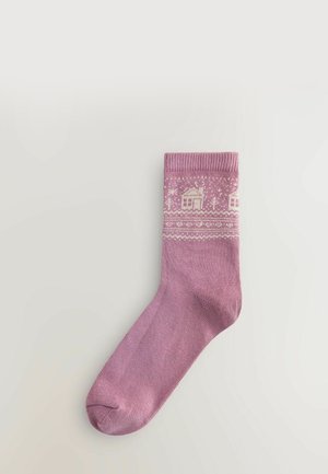 Nertinės rožinės kojinės su raštuotu apvadu, kuriame pavaizduoti balti nameliai ir snaigės. Minkšta tekstūra su lygiu paviršiumi visame paviršiuje.