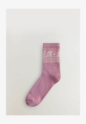 Nertinės rožinės kojinės su raštuotu apvadu, kuriame pavaizduoti balti nameliai ir snaigės. Minkšta tekstūra su lygiu paviršiumi visame paviršiuje.