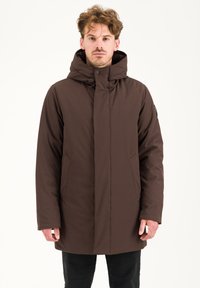 Parka isolata marrone con collo alto e cappuccio attaccato. Presenta due tasche laterali, pattina frontale e una texture liscia.