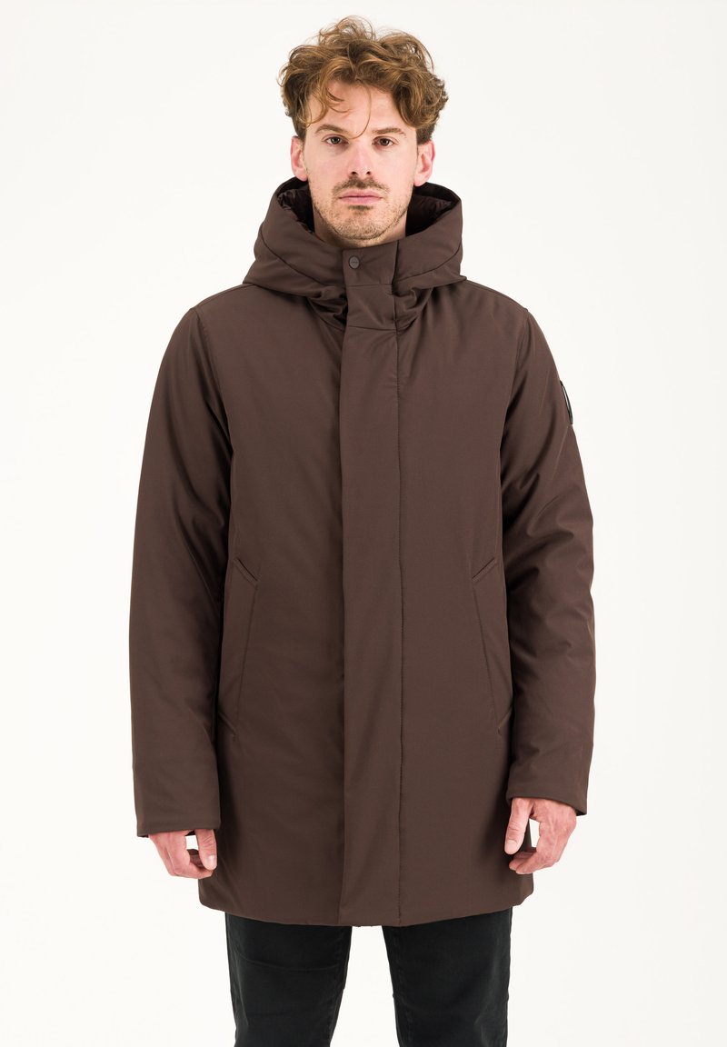 Parka isolata marrone con collo alto e cappuccio attaccato. Presenta due tasche laterali, pattina frontale e una texture liscia.