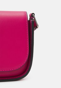 KARL LAGERFELD SIGNATURE - Sac à main - persian red