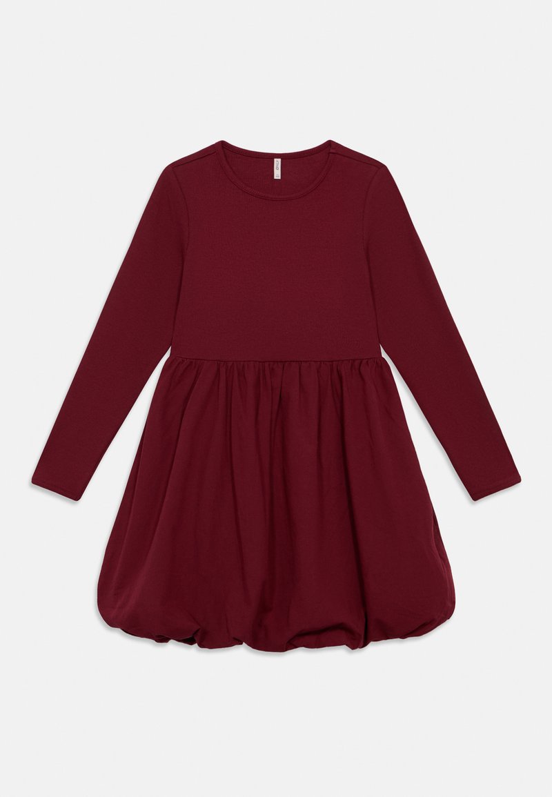 Bordó dlhé šaty s priliehavým korzetom a rozšírenou sukňou. Mäkká, pružná látka s hladkou textúrou a zberaným lemom.