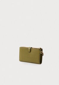 Olijfgroene leren portemonnee met een gestructureerde afwerking, voorzien van een ritssluiting, een voorflap en gouden hardware accenten.